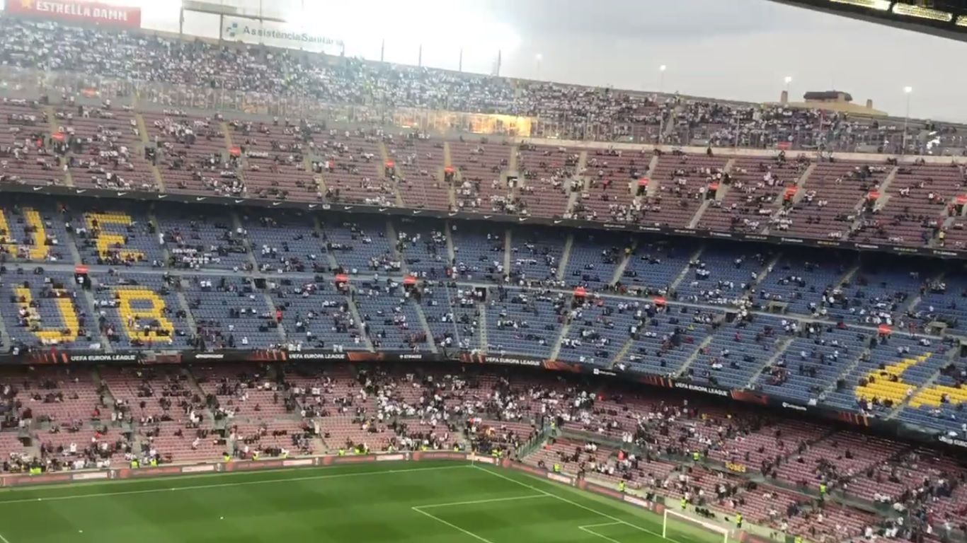  La afición del Eintracht, en el Camp Nou.