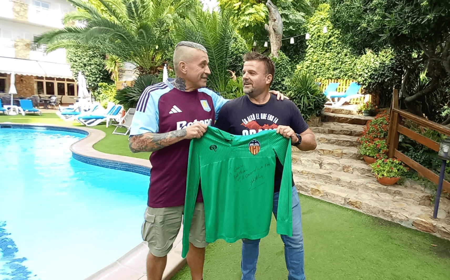 Colin Abbott y José Ponce con la camiseta encontrada de Sempere, portero del Valencia CF