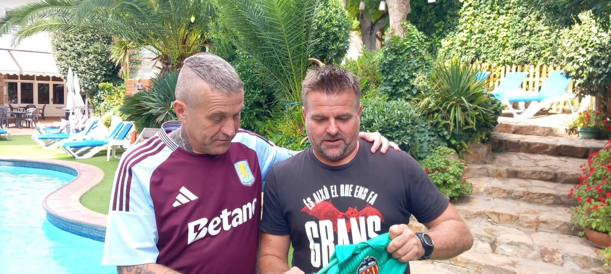  Colin Abbott y José Ponce con la camiseta encontrada de Sempere, portero del Valencia CF