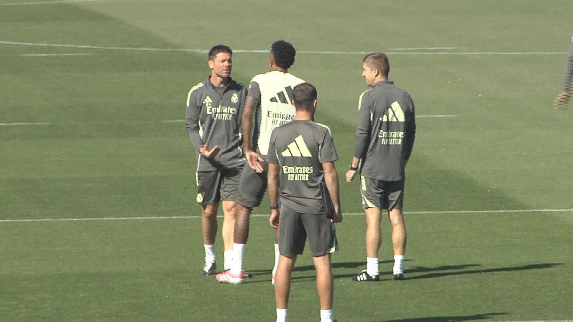 La charla de Xabi Alonso con Eder Militao