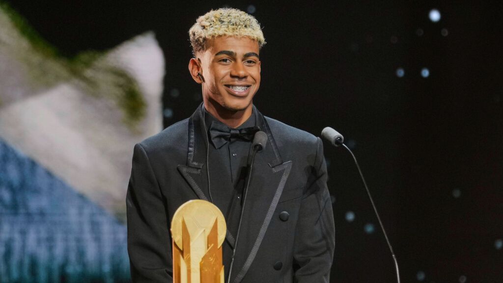  Lamine Yamal con el Trofeo Kopa 2025 (Cordon Press)