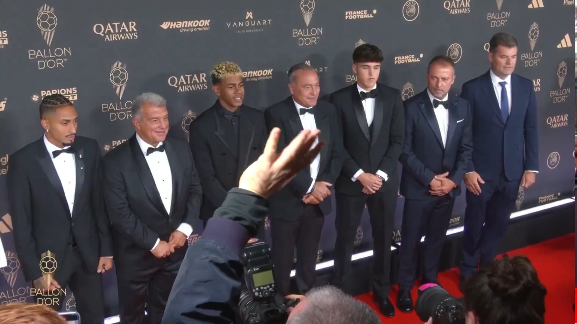 La expedición del Barcelona con Lamine Yamal y Raphina, en el Balón de Oro (captura Movistar+).