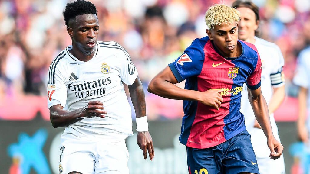 Vinicius y Lamine Yamal disputan un balón en el último Clásico.
