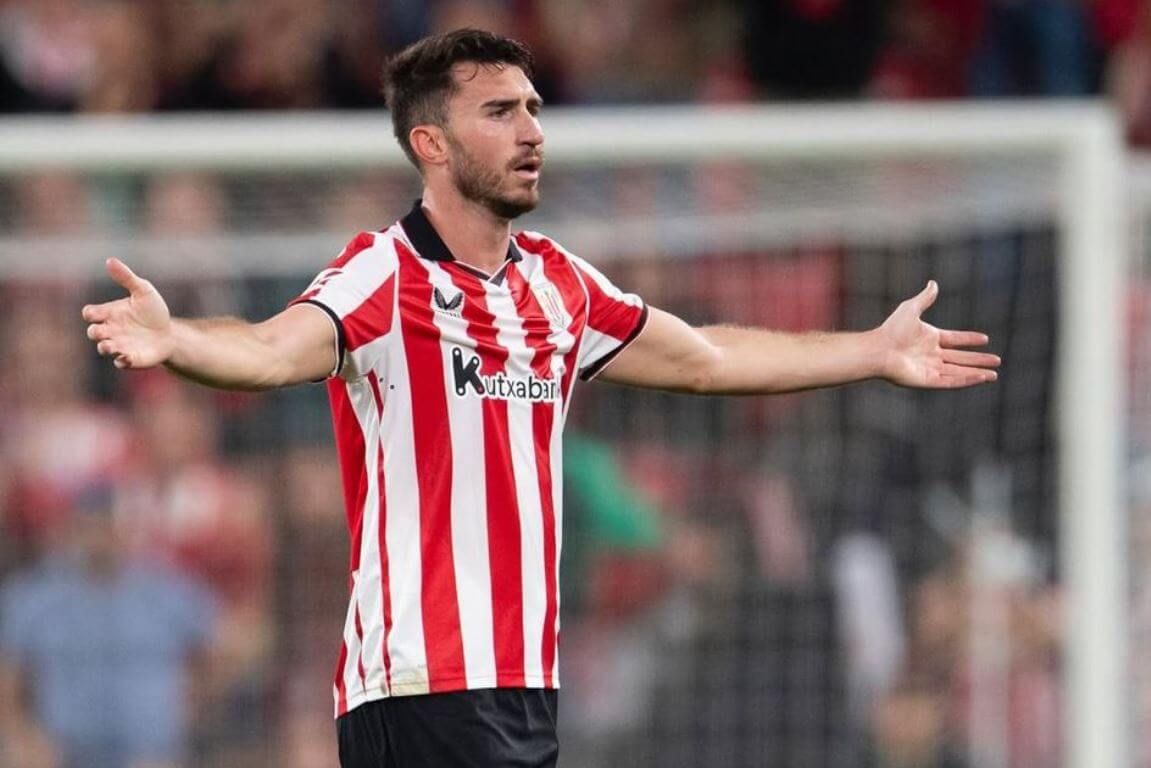  El central Aymeric Laporte protesta al árbitro Quintero González, en San Mamés, durante el partido ante el RCD Mallorca.