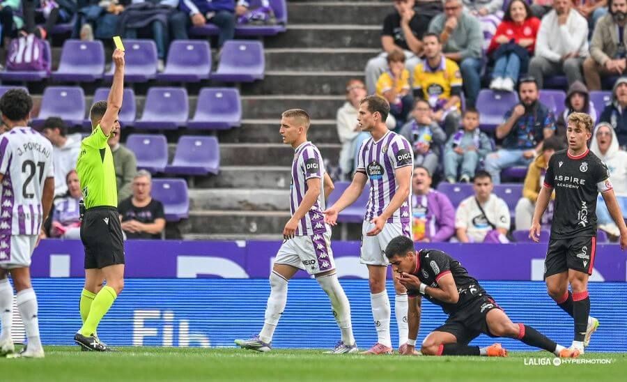 Latasa protesta al árbitro ante la Cultural.