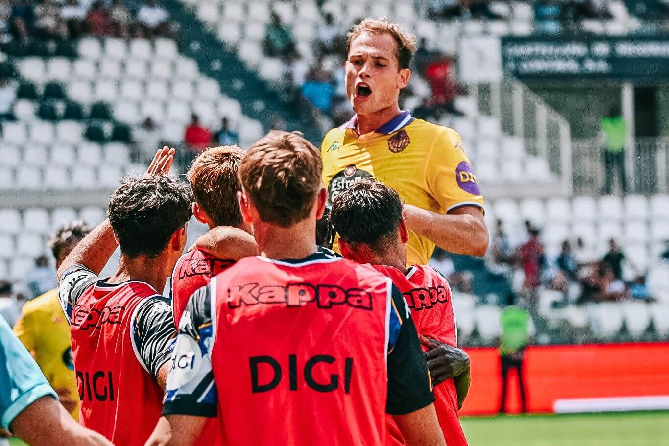  Latasa celebra su gol en el amistoso en Burgos.