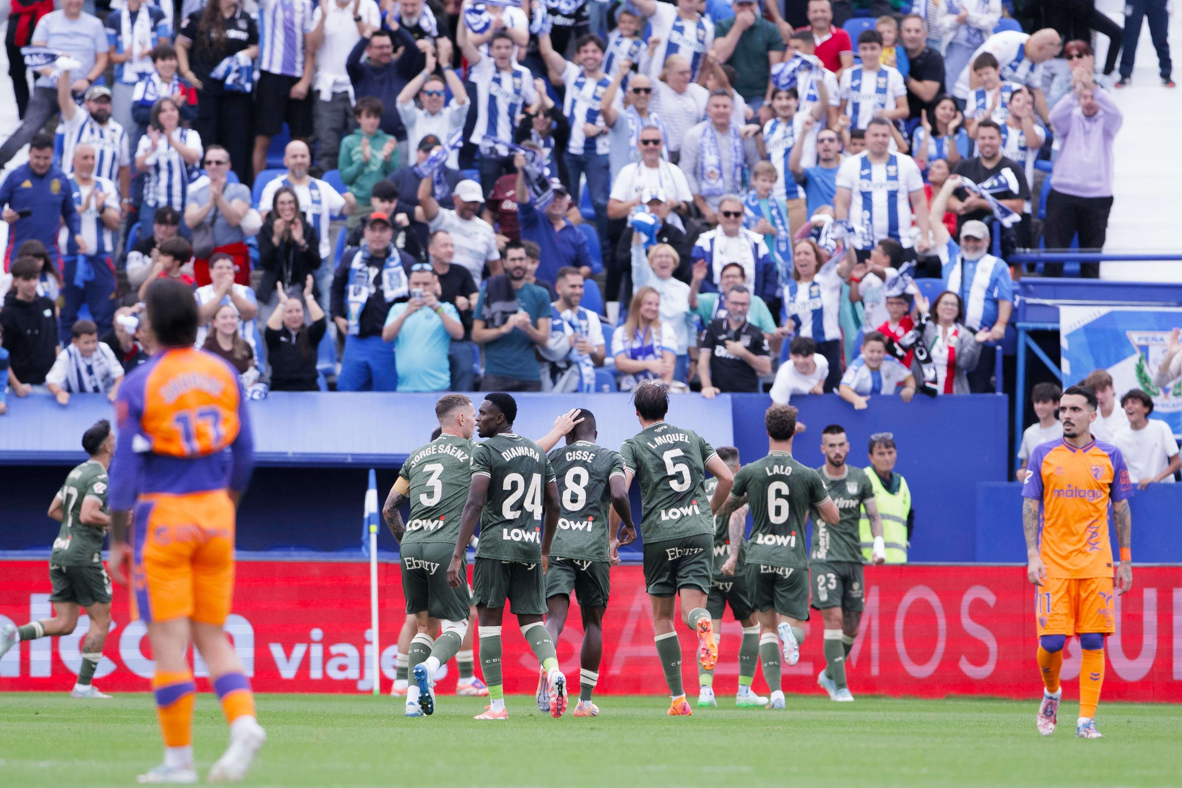 Los jugadores del Leganés celebran uno de sus goles al Málaga.