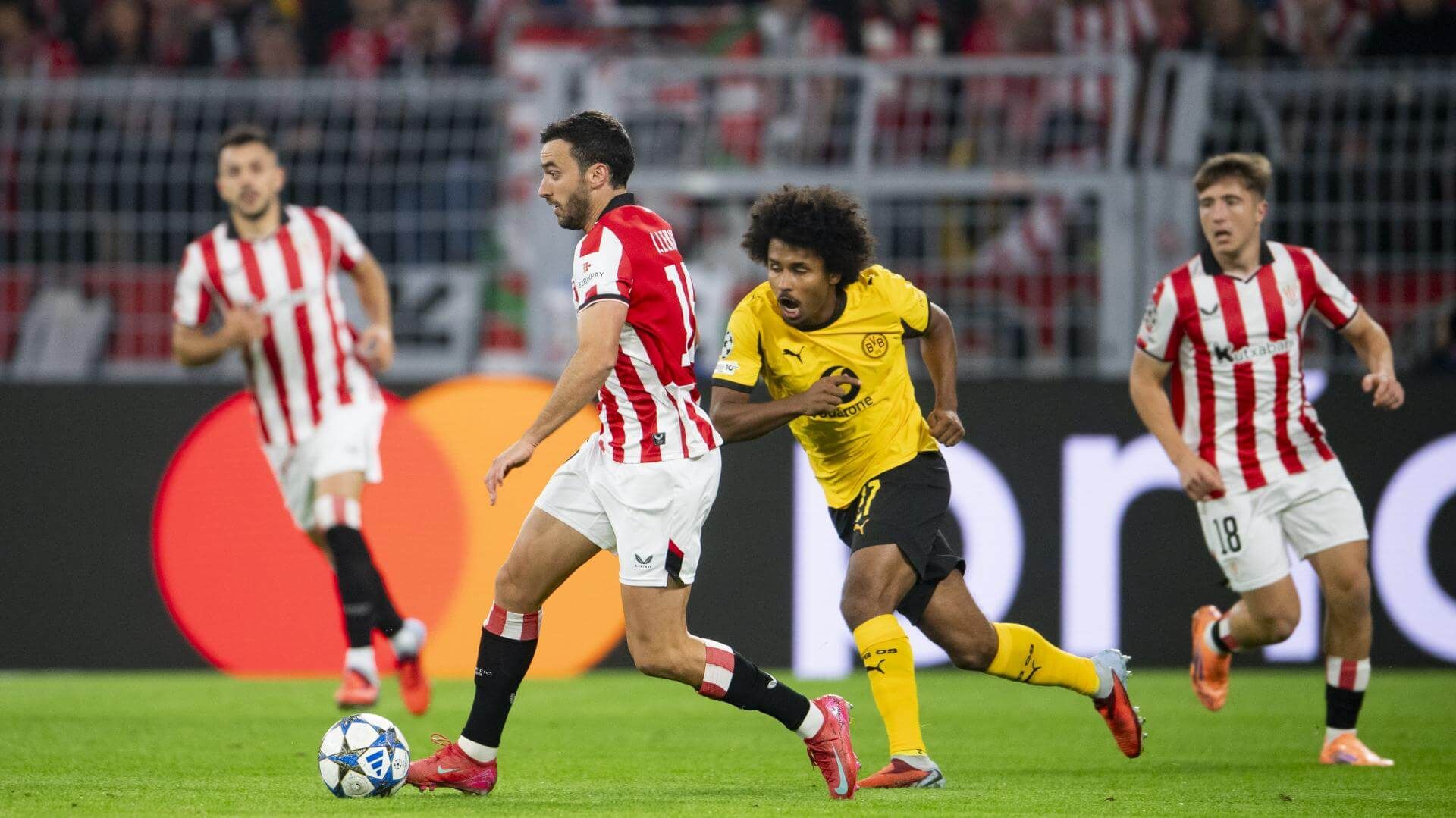  Iñigo Lekue la conduce ante Adeyemi, del Borussia, en la UEFA Champions League.