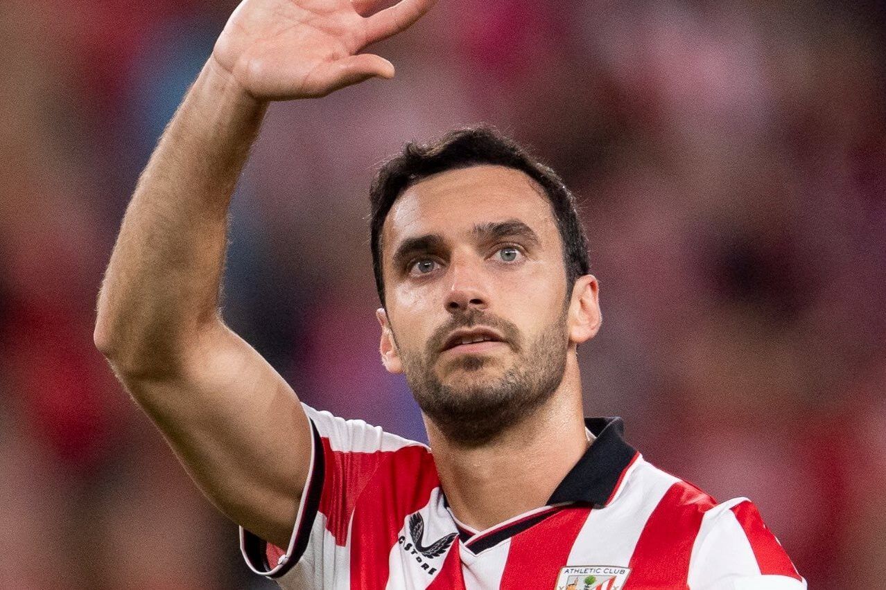 Iñigo Lekue saluda a la grada en San Mamés.