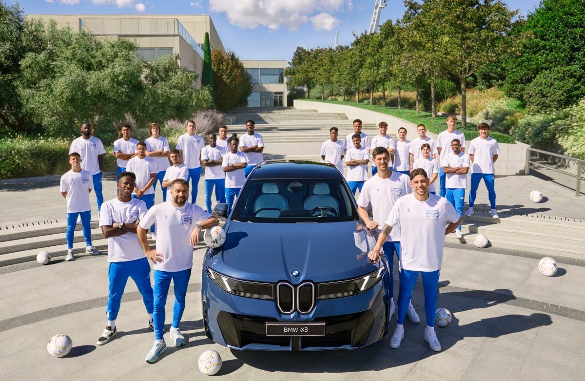  Los jugadores del Real Madrid posan con uno de los BMW.