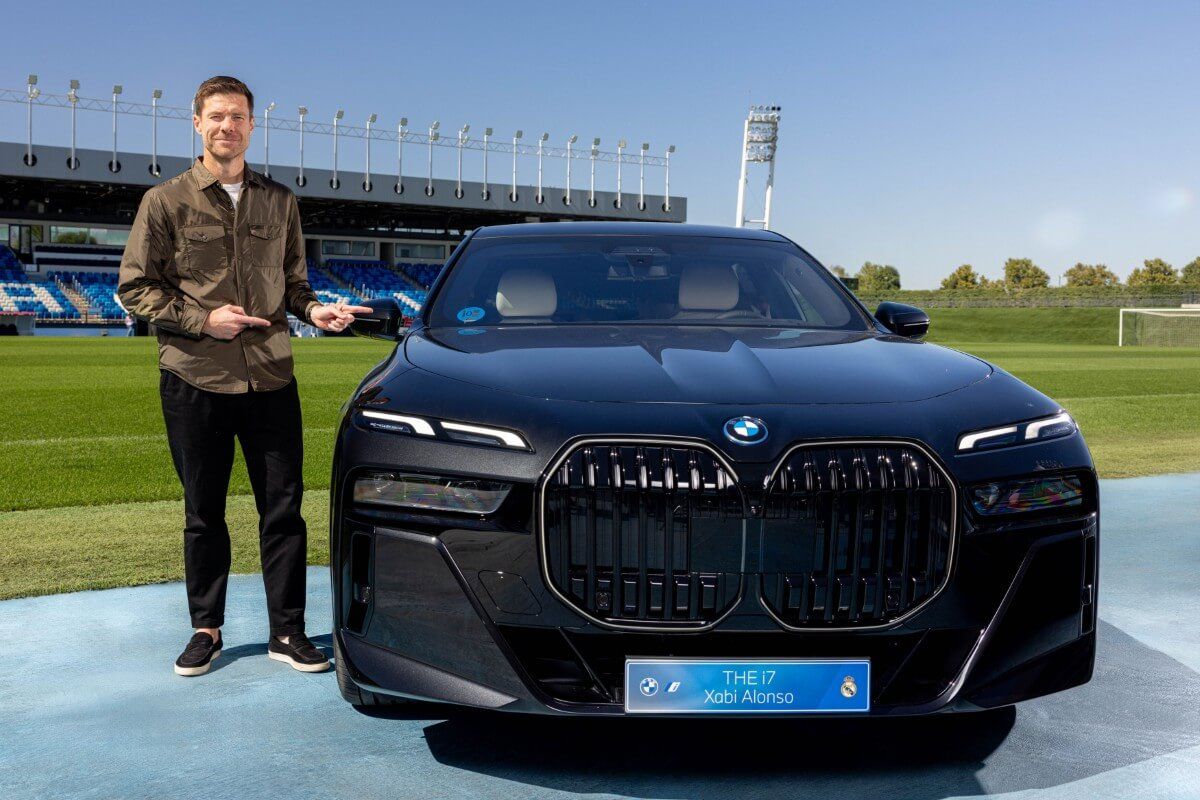  Xabi Alonso posa con el BMW para los miembros del Real Madrid.