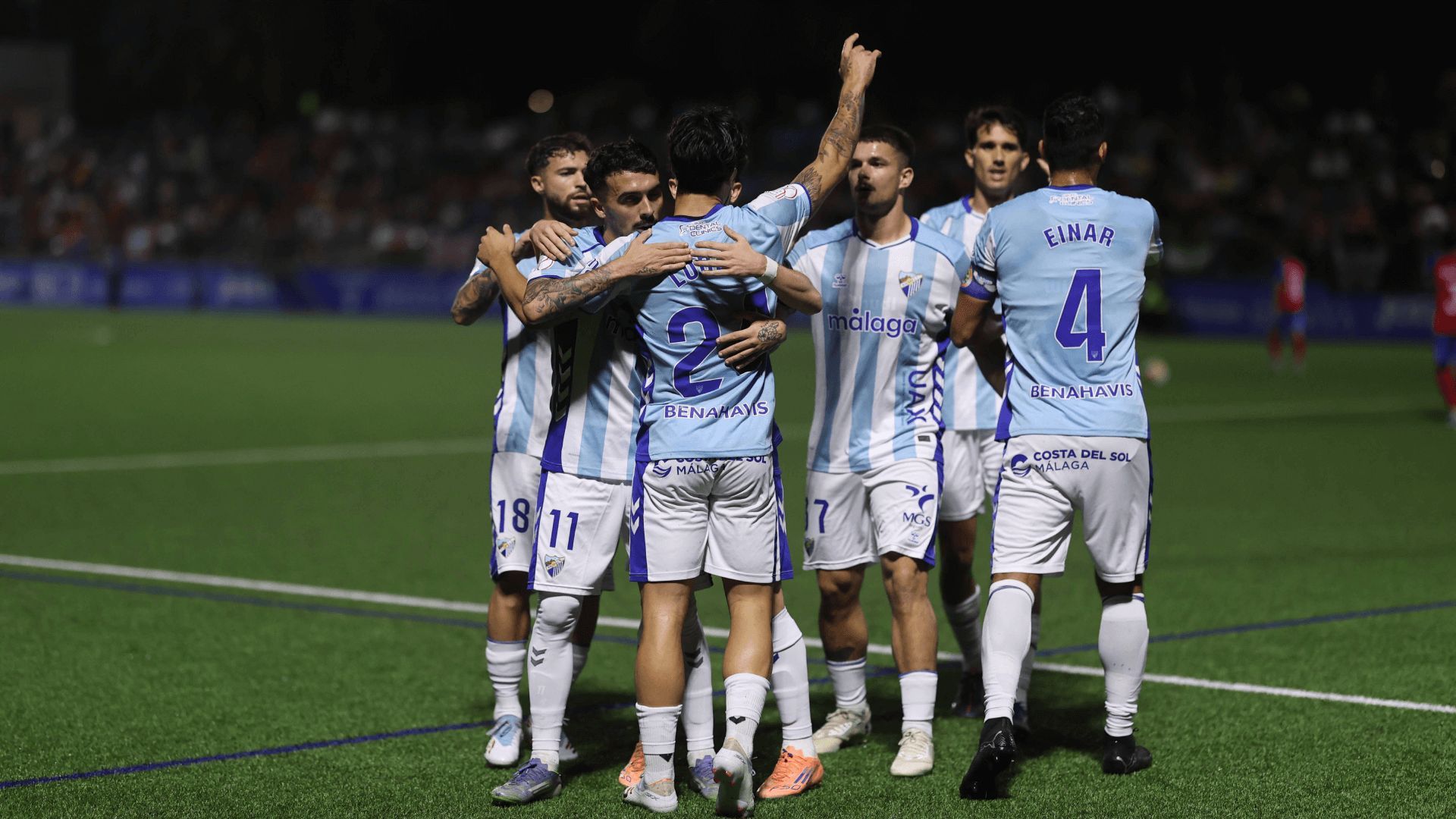 Los jugadores del Málaga celebran el gol de Lobete en Estepona.