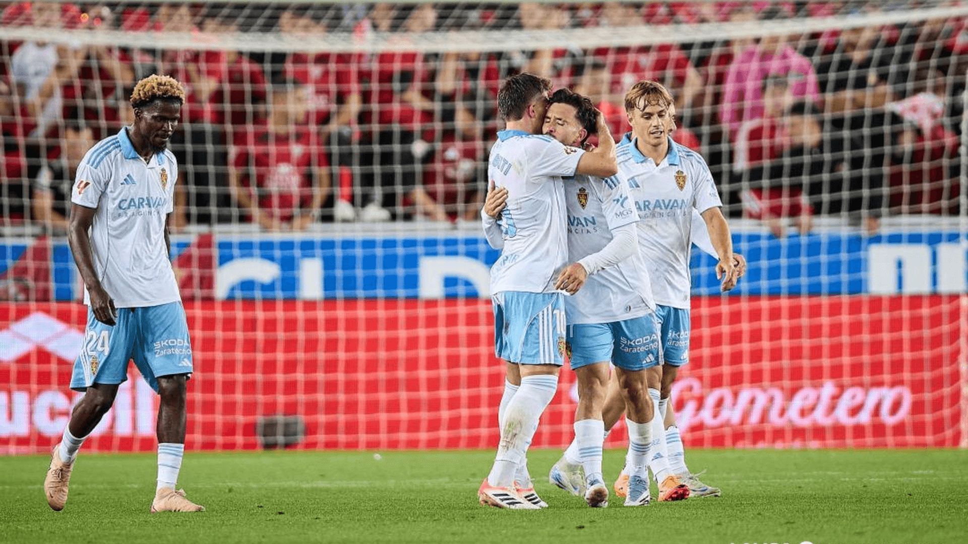 Los jugadores del Real Zaragoza celebran un gol ante el Mirandés.