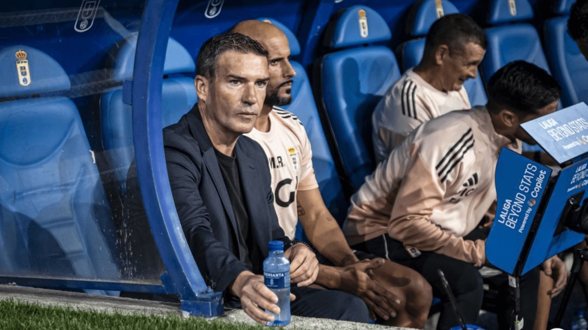 Luis Carrión, en el banquillo del Real Oviedo.