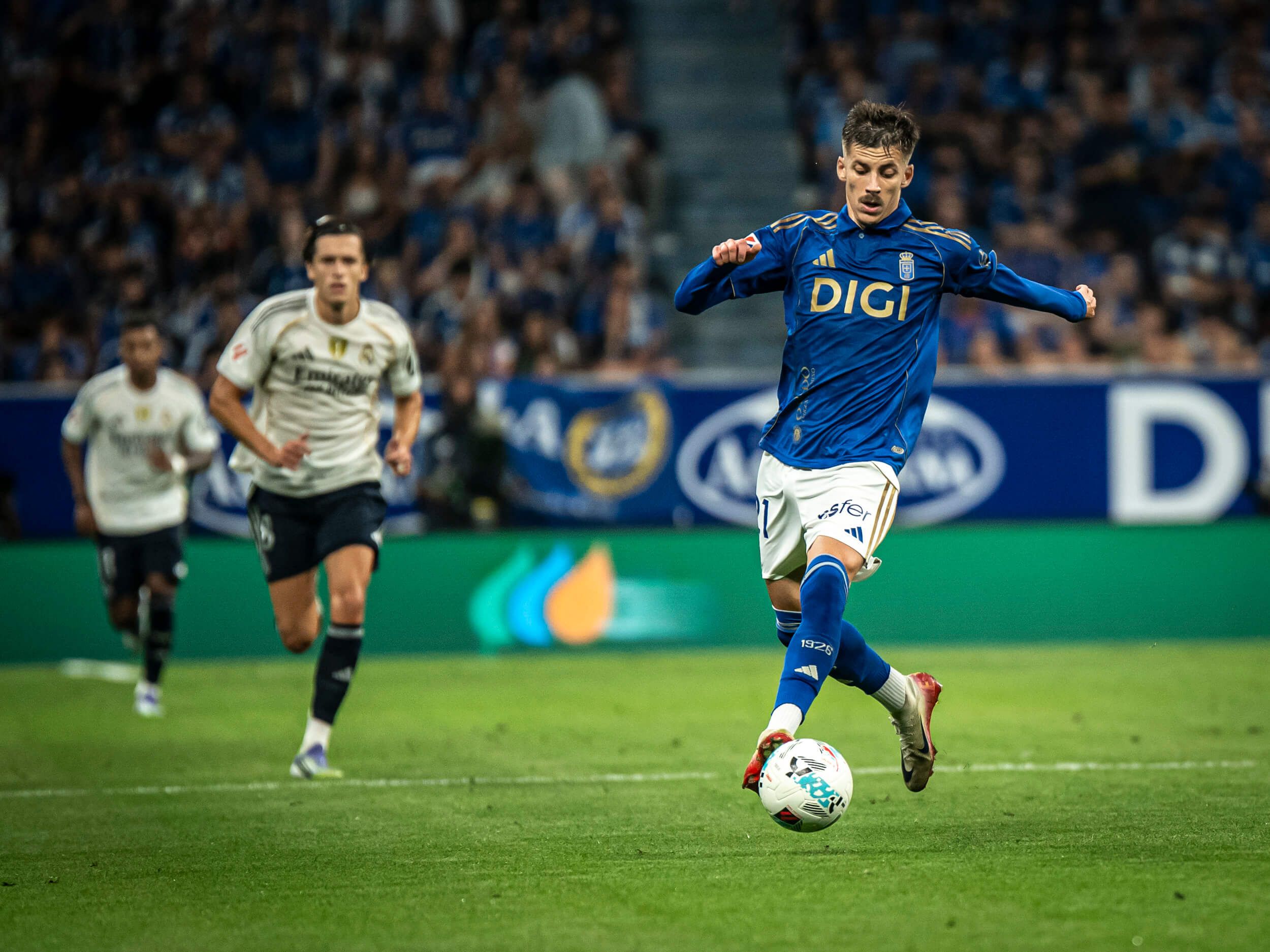 Luka Ilic conduce el balón en el Oviedo-Real Madrid.