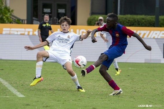 Lance de juego entre Real Madrid y FC Barcelona en el VIII LALIGA FC Futures Internacional (Foto: L