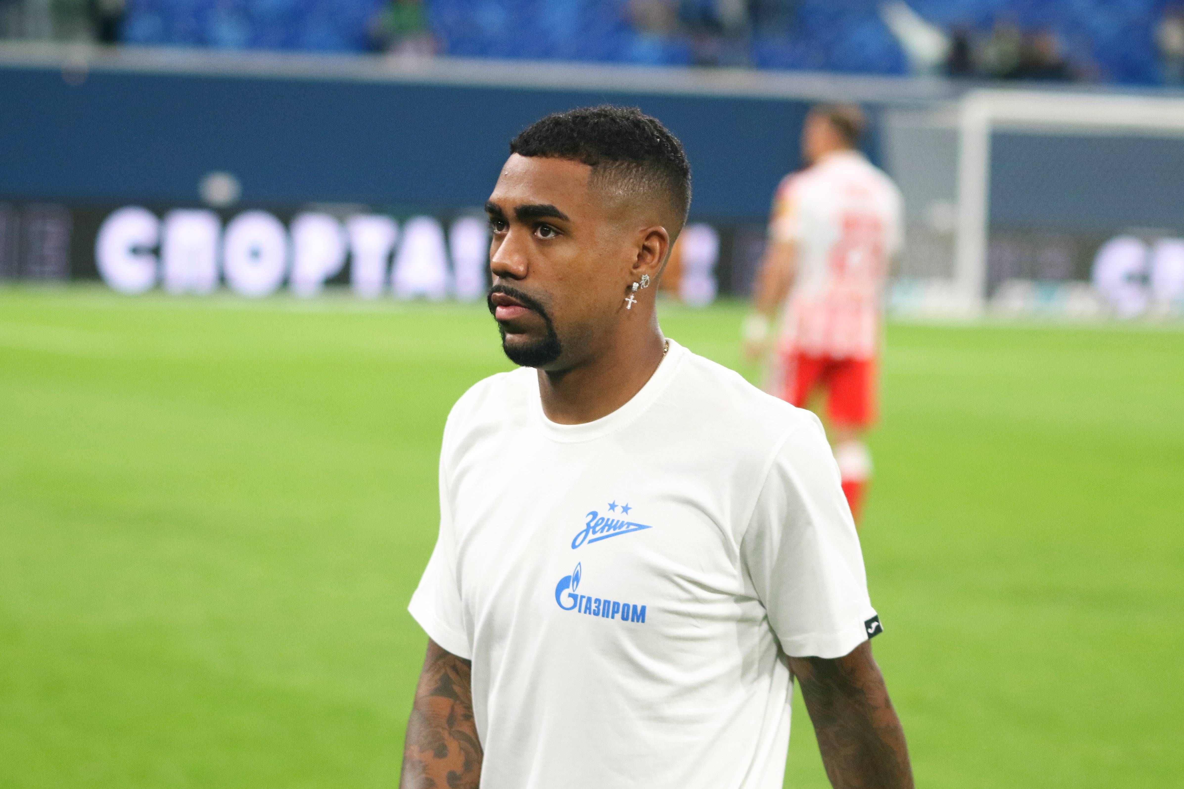  Malcom calienta durante un partido del Zenit.