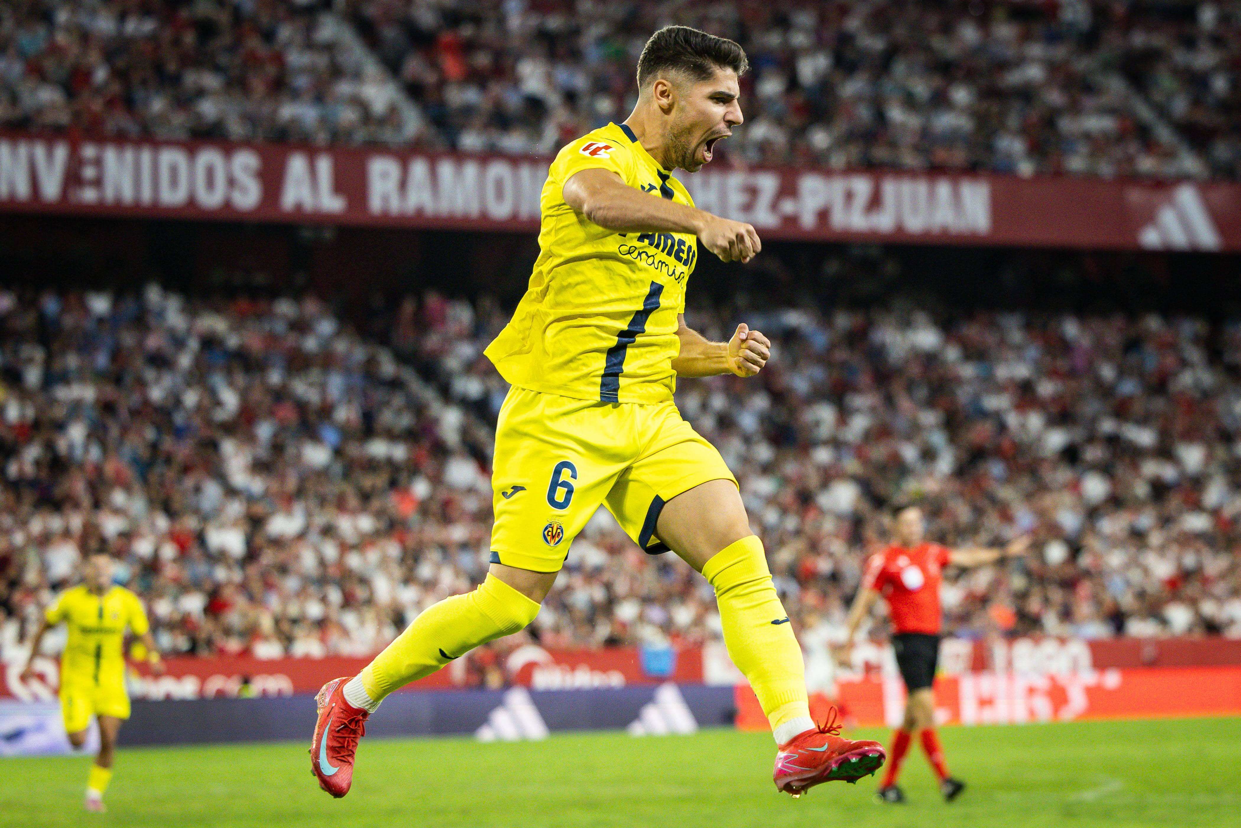  Manor Solomon celebra un gol con el Villarreal.