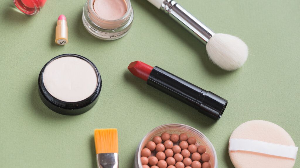 Diversos productos cosméticos de maquillaje