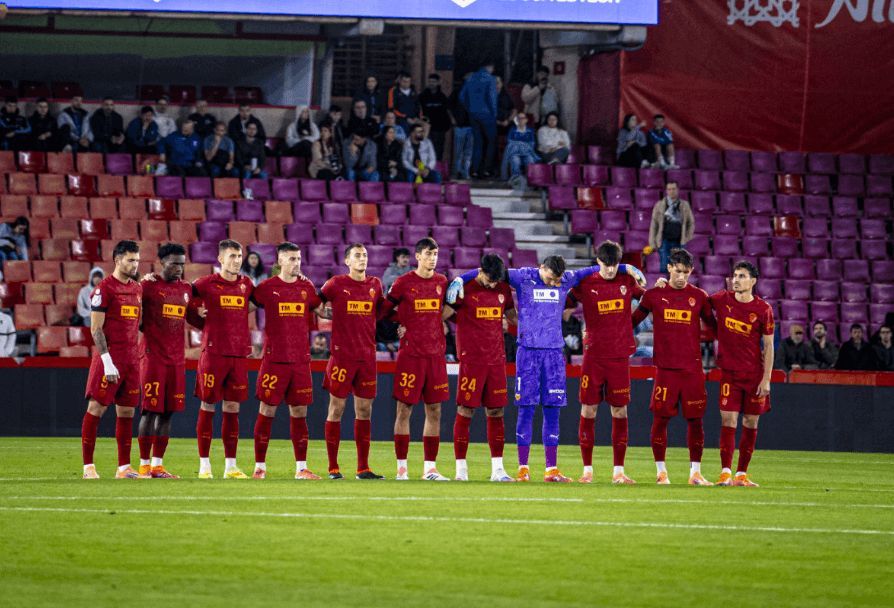  Minuto de silencio en recuerdo de Ochotorena en el Maracena - Valencia CF