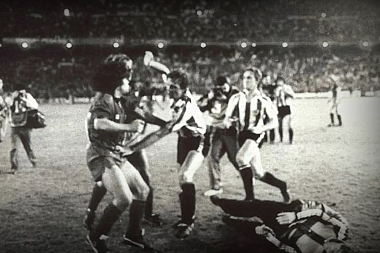  Sola, caído tras ser golpeado por Maradona en la final de Copa disputada en el Bernabéu entre Athletic