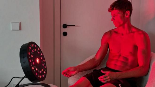  Marcos Llorente sometiéndose a una terapia de luz roja e infrarroja