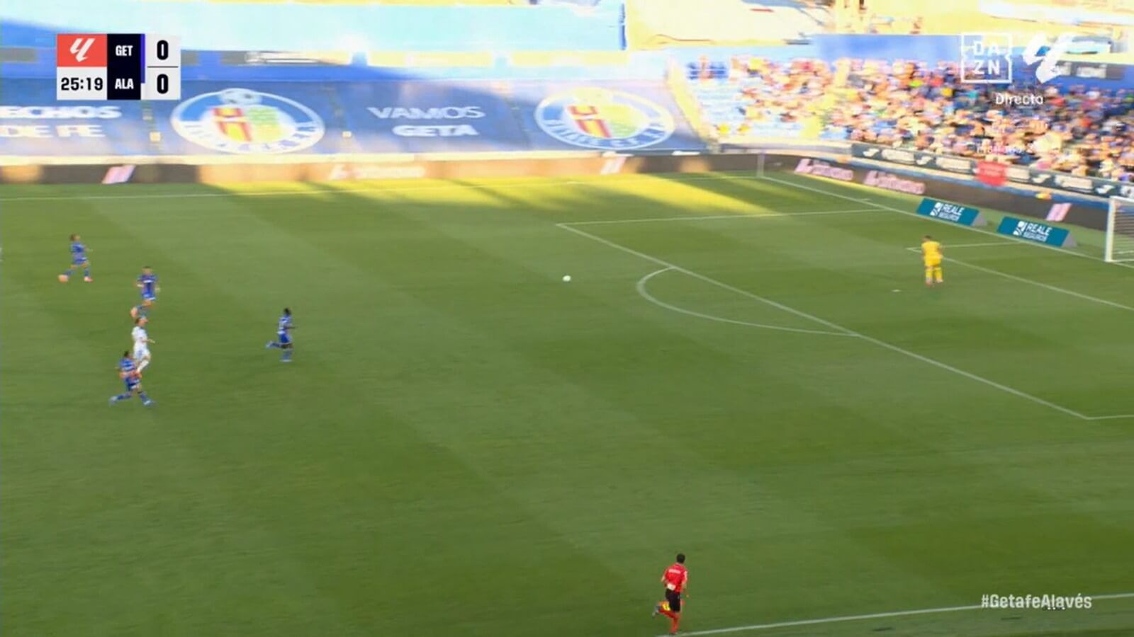  Mariano Díaz y su intento desde el centro del campo en el Getafe-Alavés.