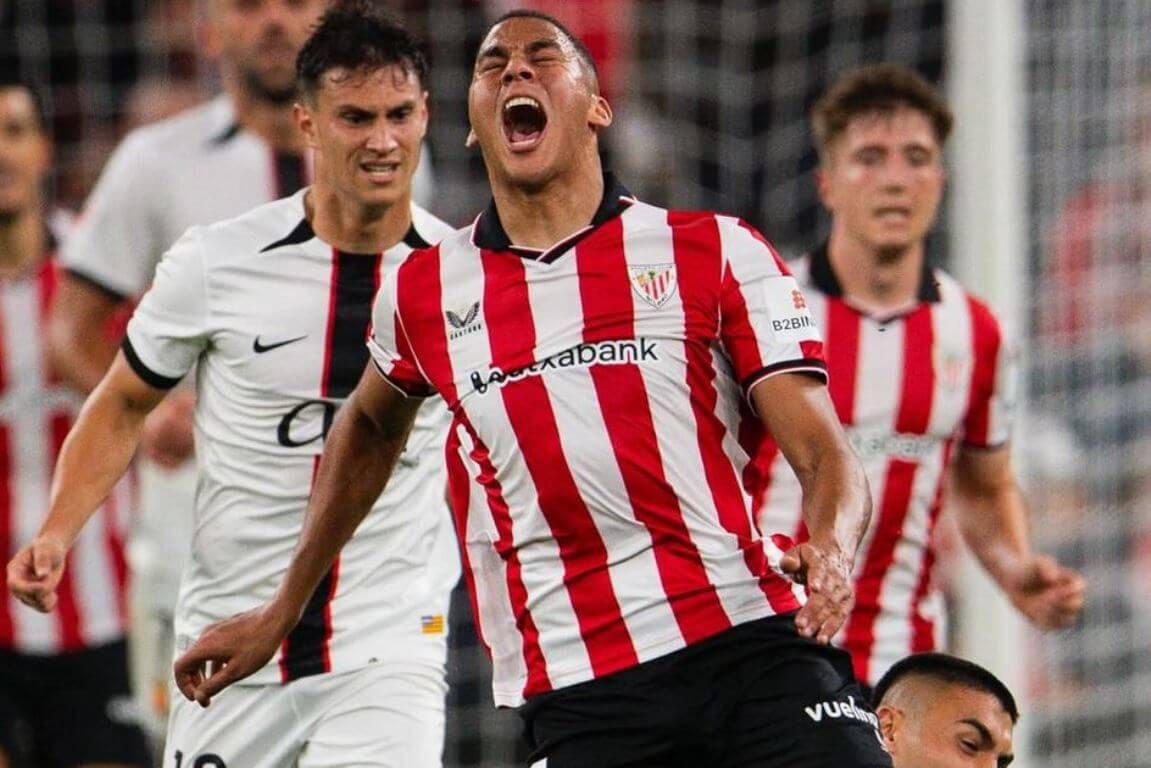 La falta a Maroan Sannadi, en San Mamés, por Leo Román el portero del RCD Mallorca.