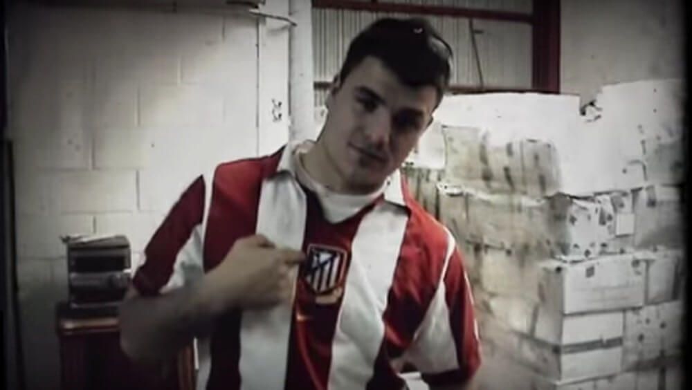  Dani Martín con una camiseta del Atlético de Madrid en el videoclip de su canción '18' (Youtube)