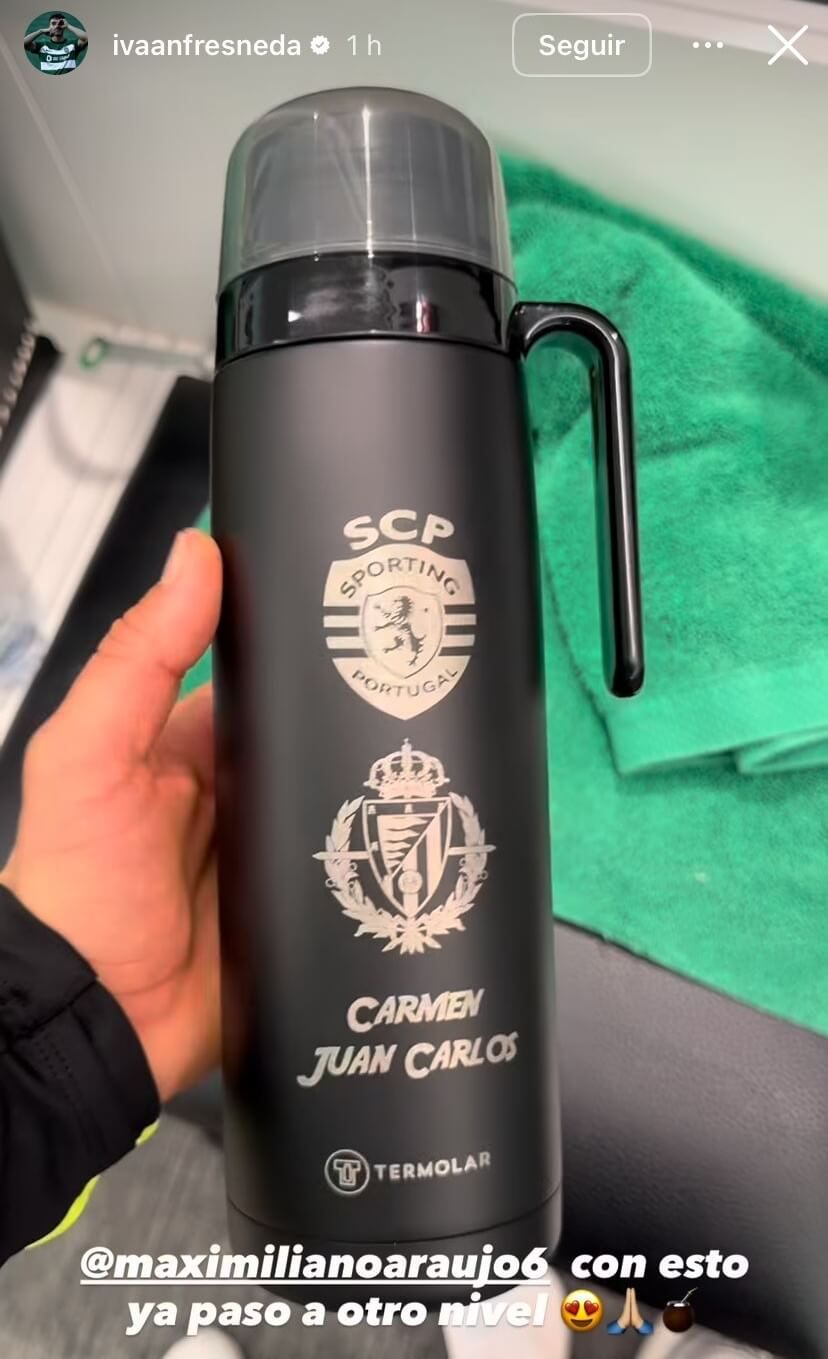  Maximiliano Araújo regala a Fresneda un termo con el escudo del Real Valladolid.