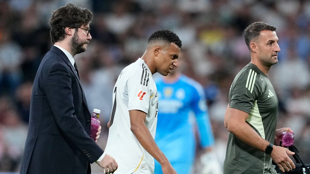  Mbappé saliendo del campo tras lesionarse ante el Villarreal (Europa Press)