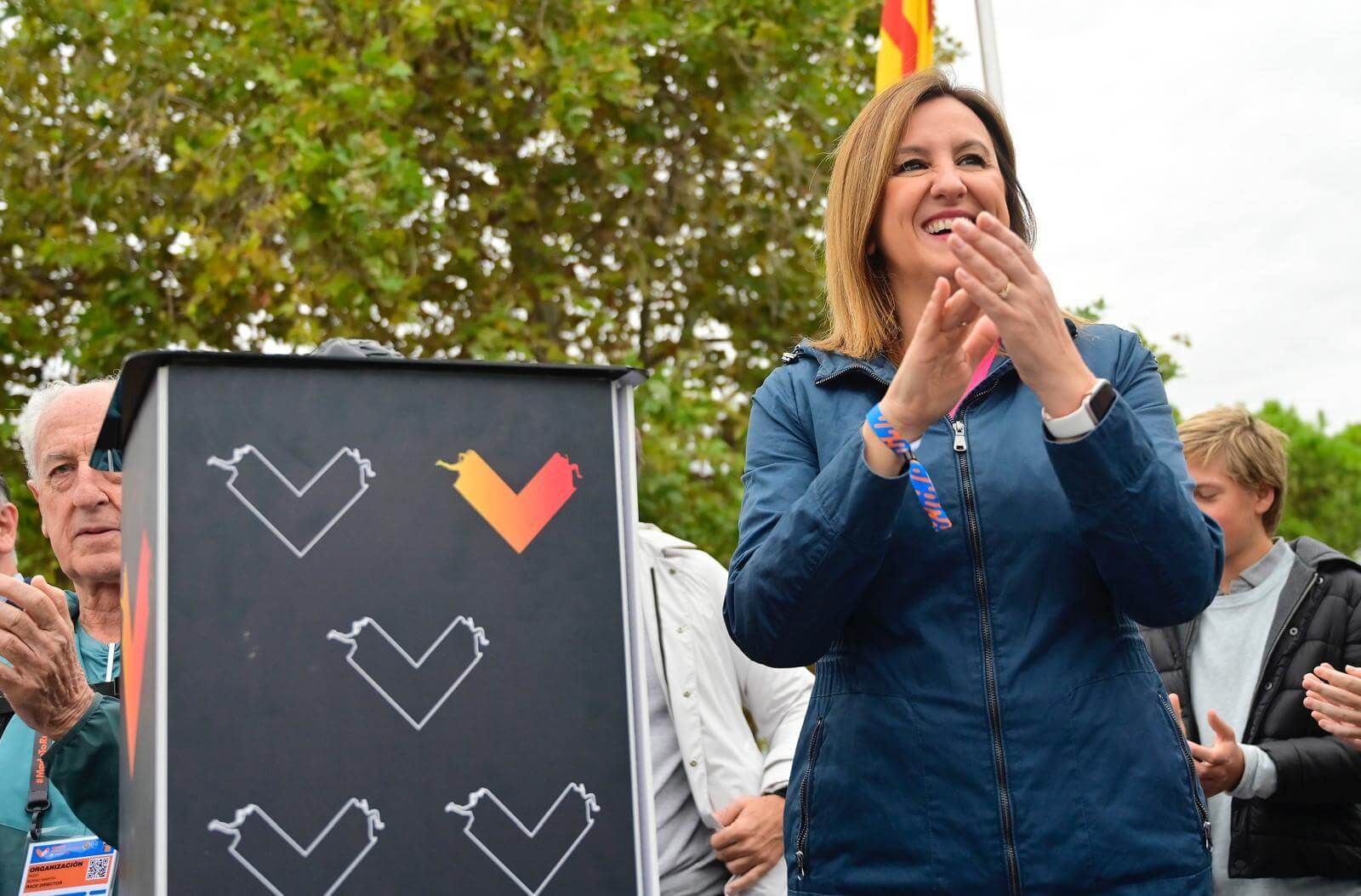 Juan Roig con sus nietos. A la izquierda, la alcaldesa