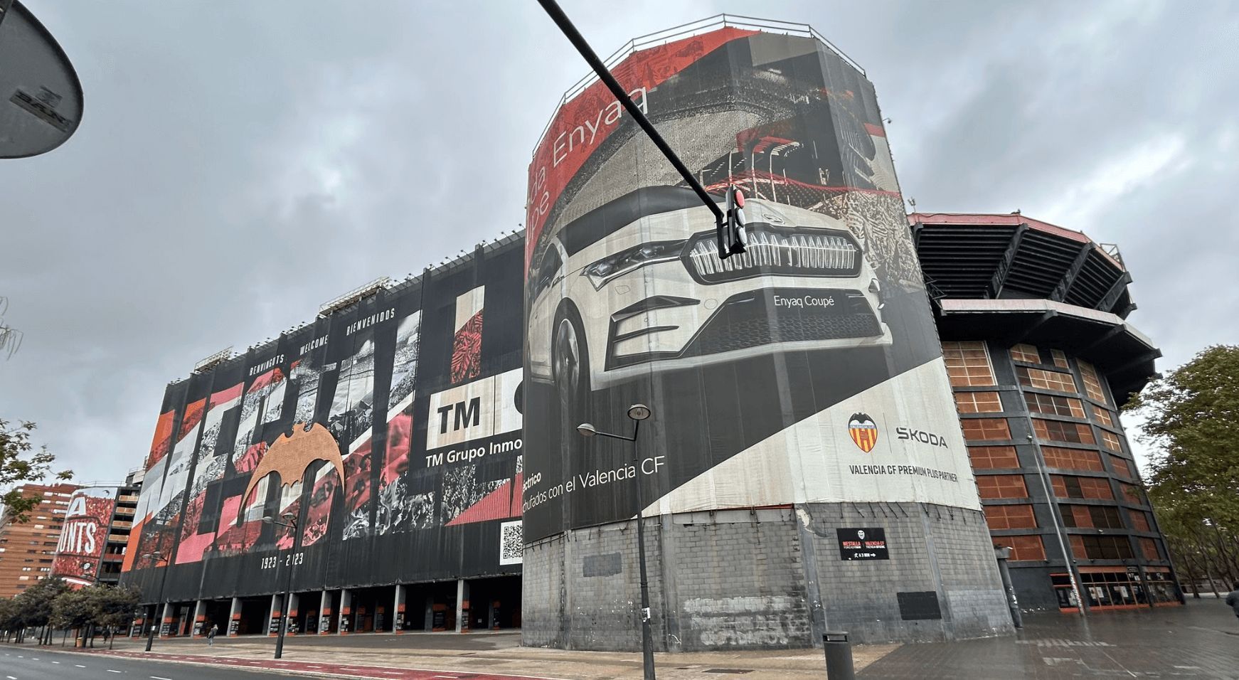 Mestalla amanece gris un día de lluvia