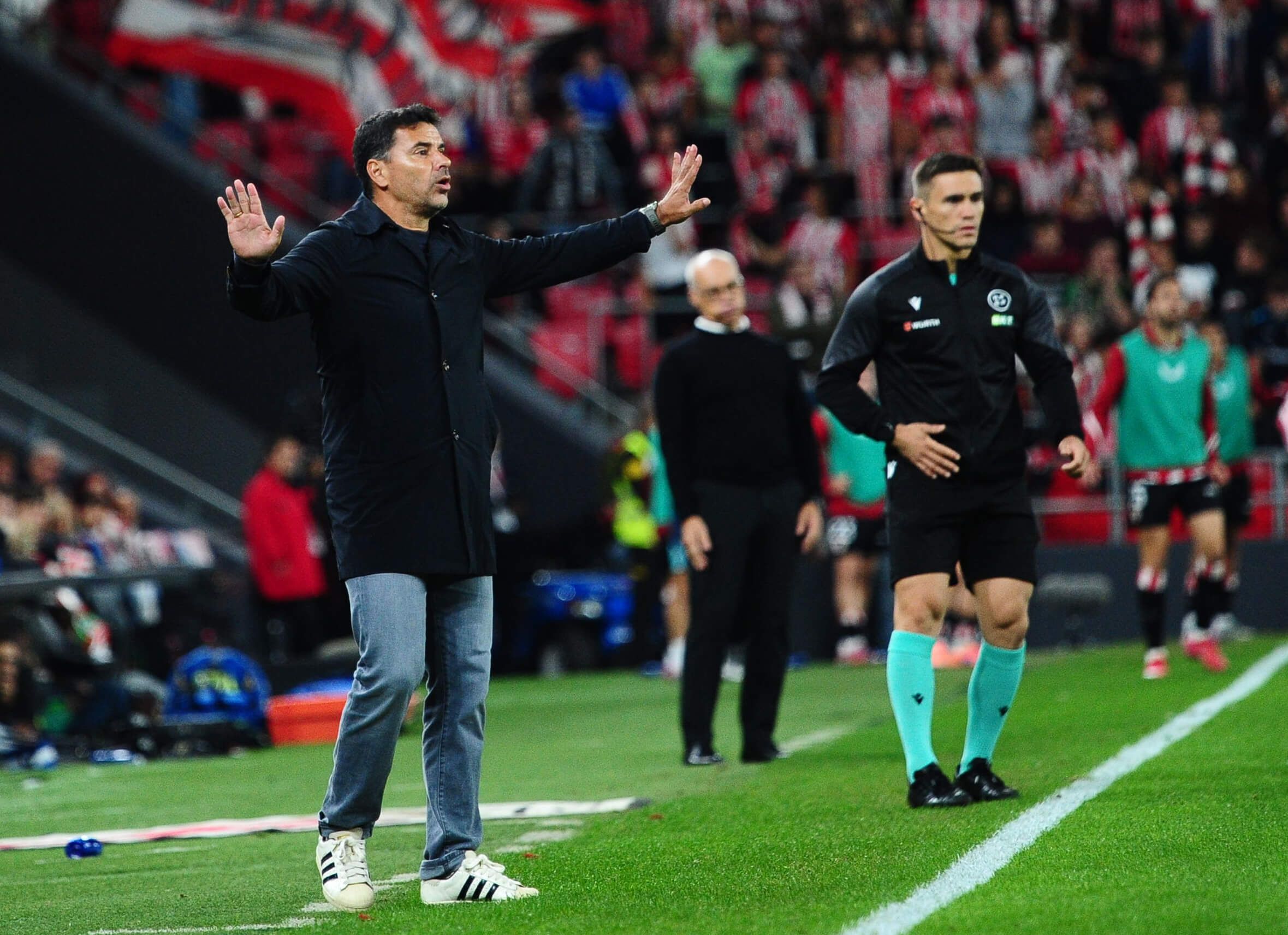 Míchel Sánchez da instrucciones durante el Athletic-Girona.