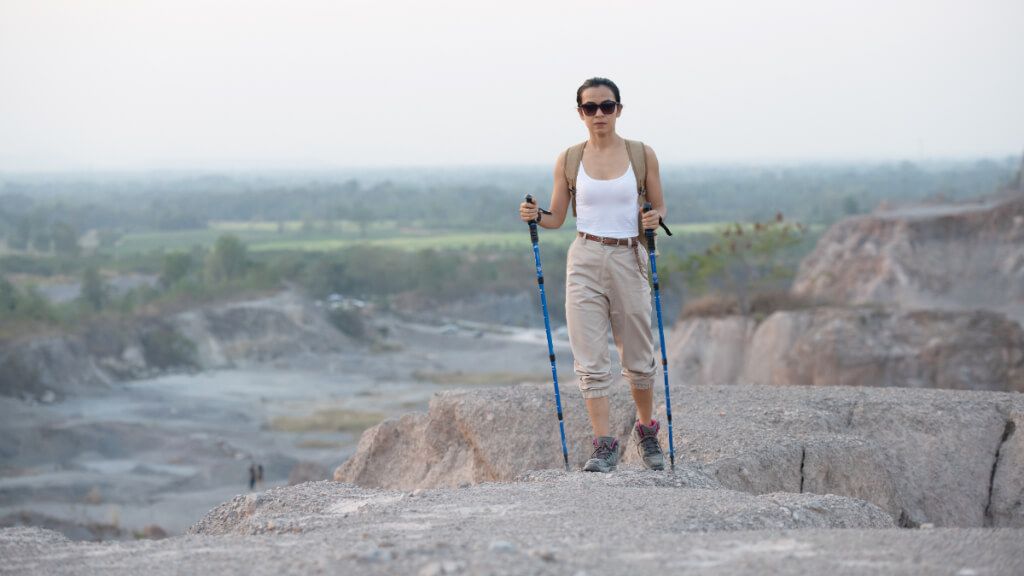  Mujer caminando por la montaña