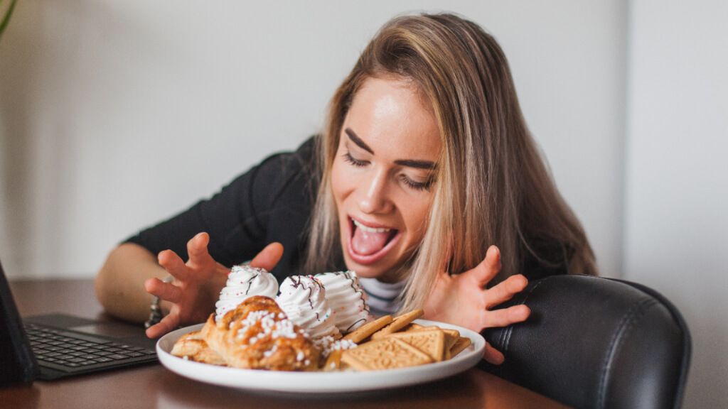Mujer con ganas de comer dulce