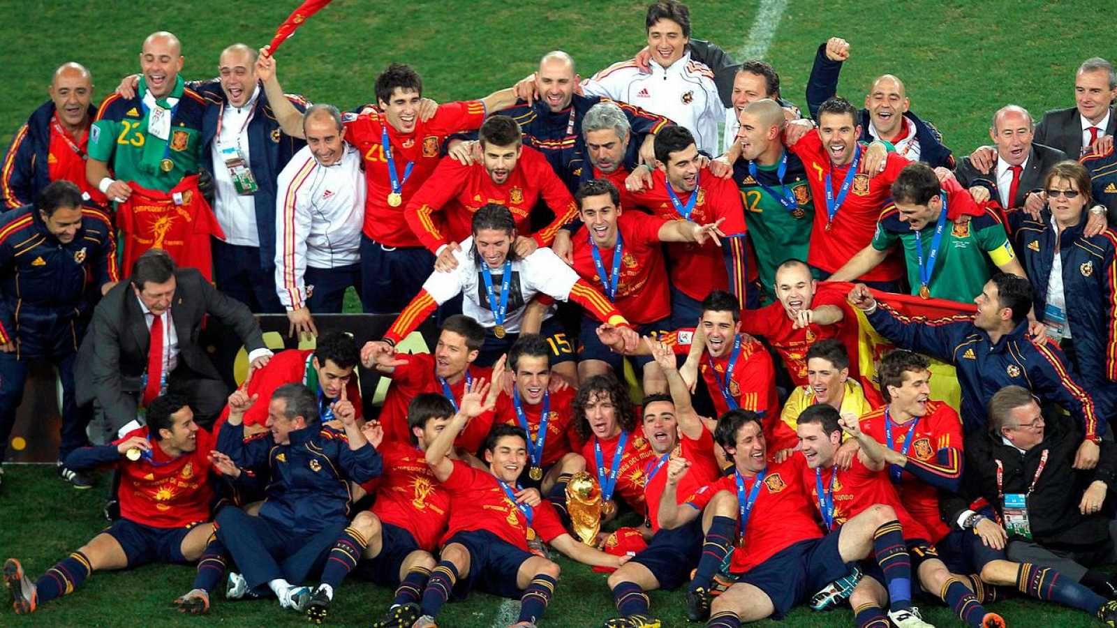 Los jugadores de la selección española celebran el Mundial de 2010.