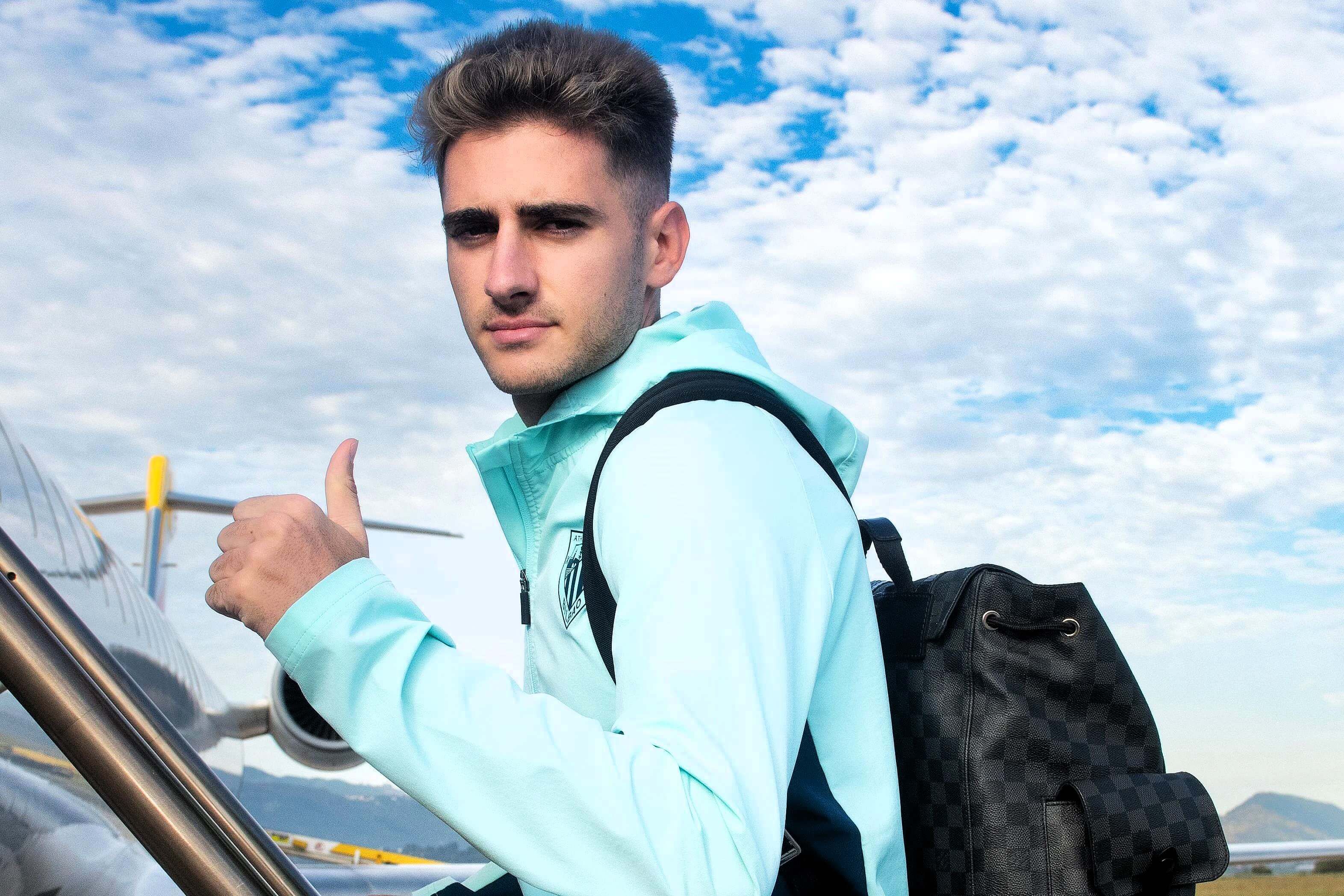 Gesto positivo de Robert Navarro al subir al avión del equipo de Valverde.