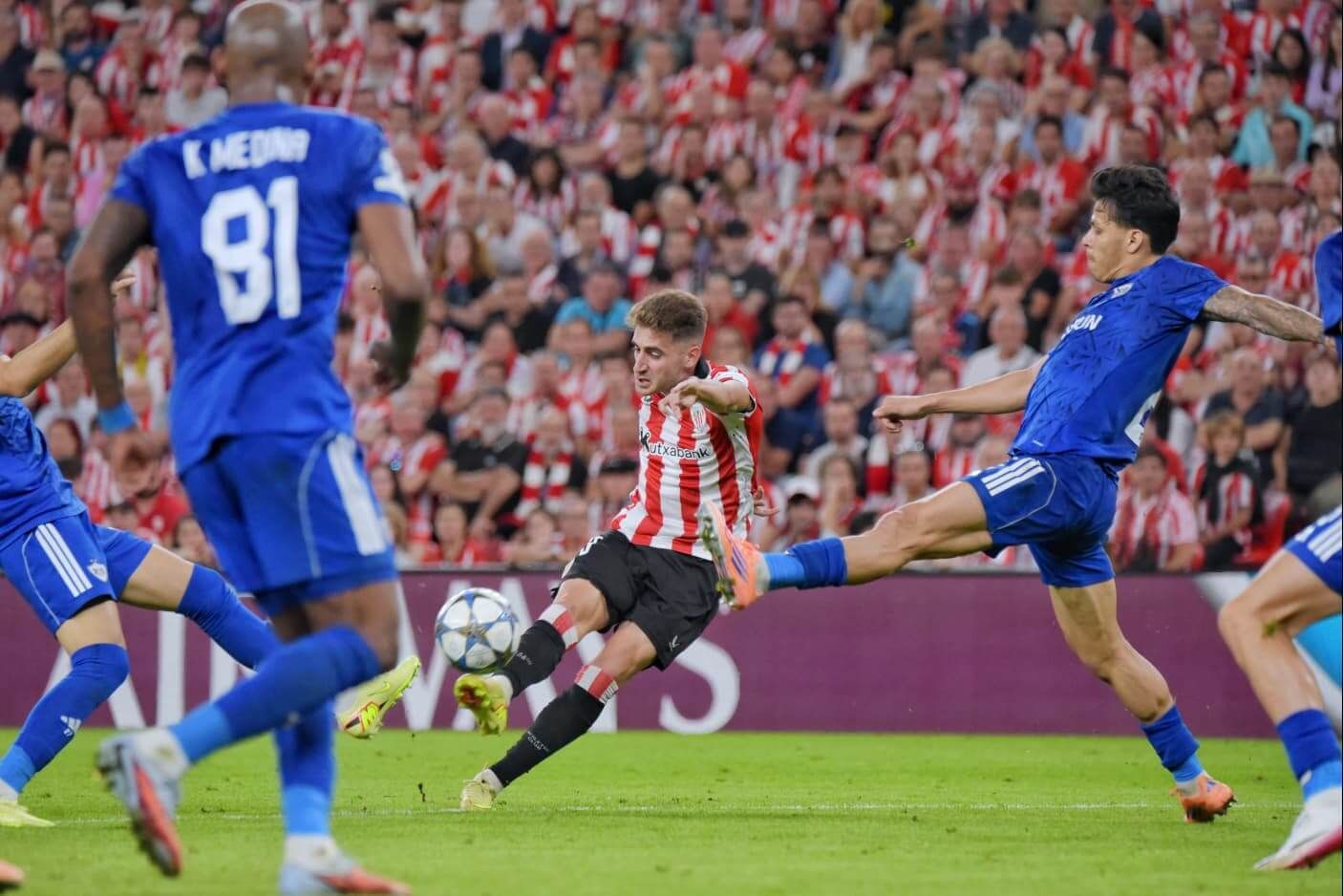 Gol de Robert Navarro ante el Qarabag en la Champions League.