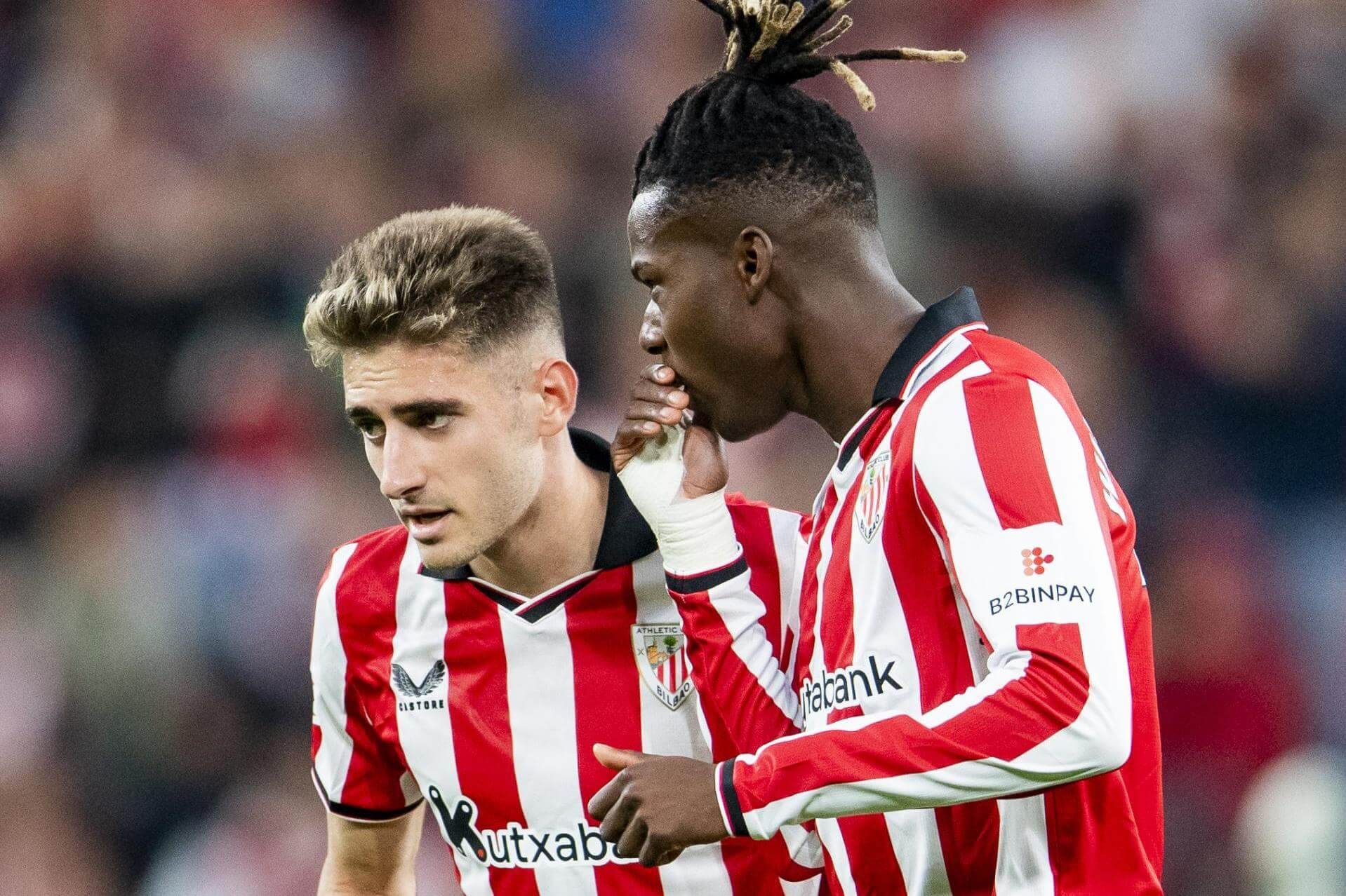  Nico Williams aconseja a Robert Navarro en el partido de San Mamés vencido ante el RCD Mallorca.