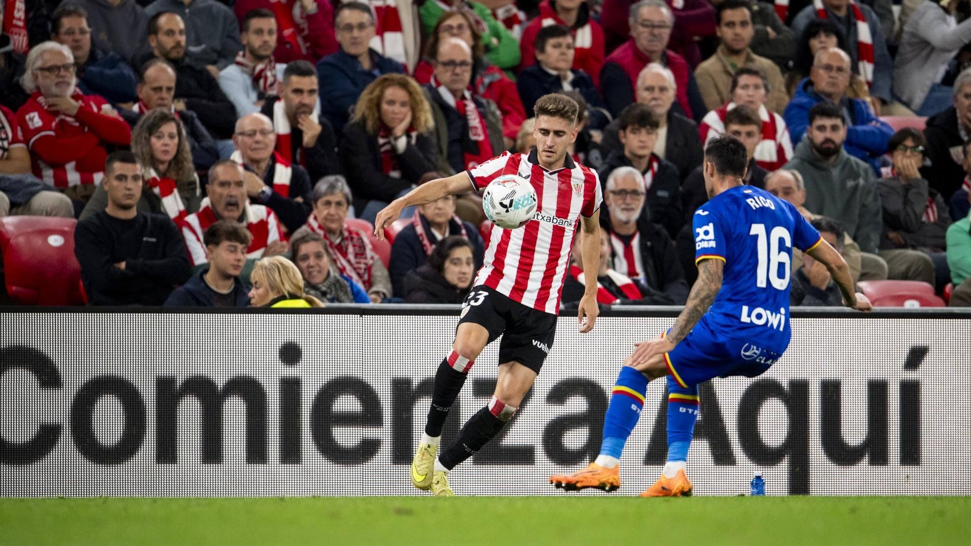 Control de Robert Navarro ante el Getafe en San Mamés.