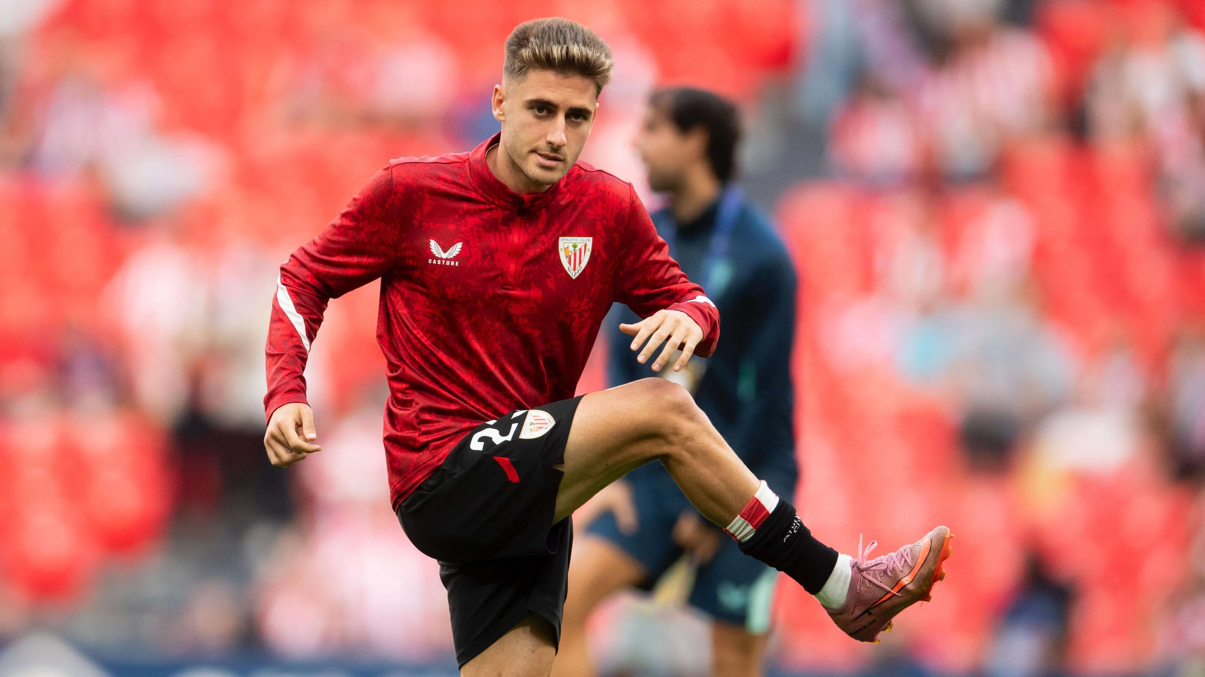 Robert Navarro calienta para jugar un partido de LALIGA en San Mamés.