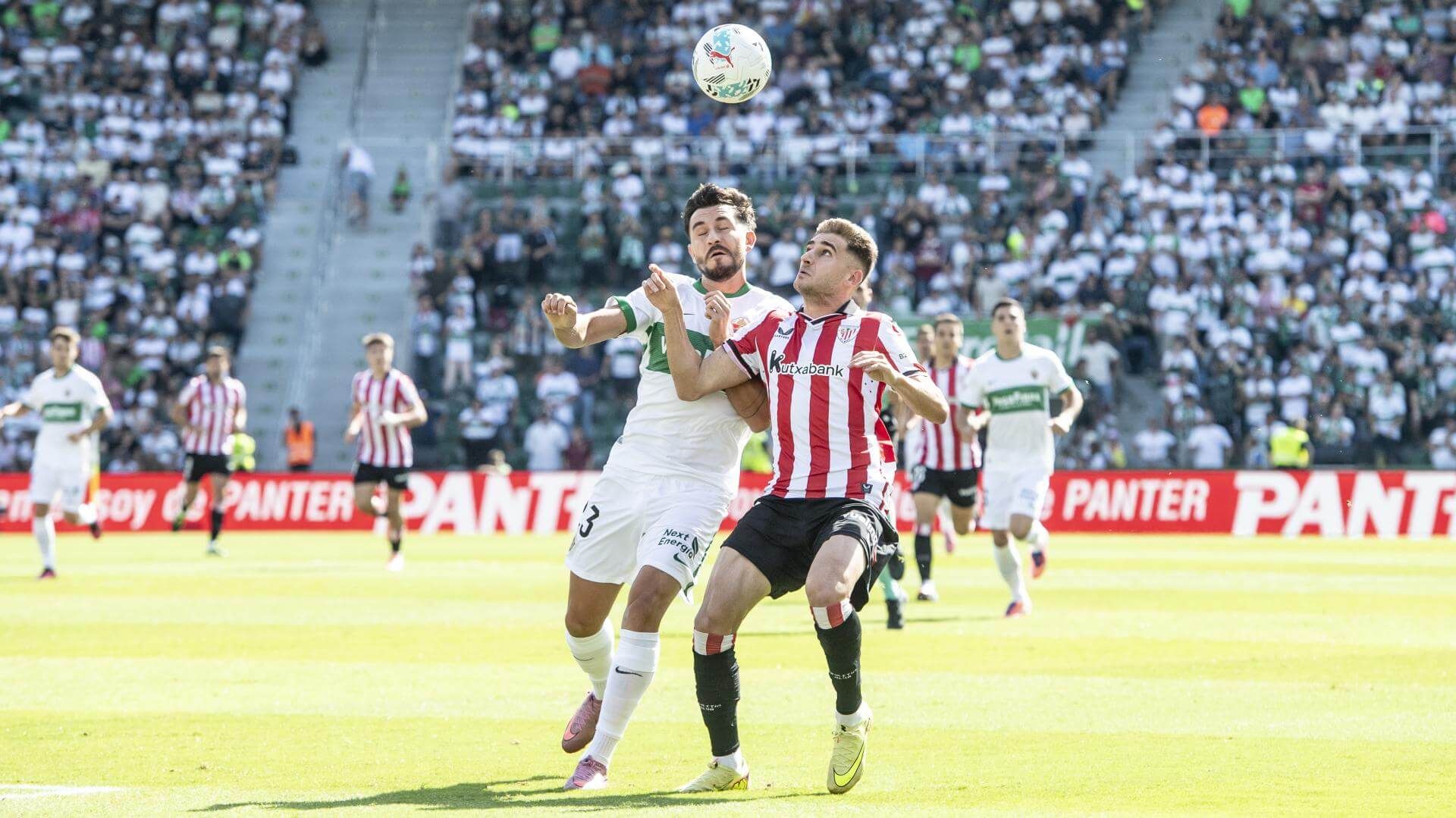 Robert Navarro la disputa ante el Elche CF en el Martínez Valero.
