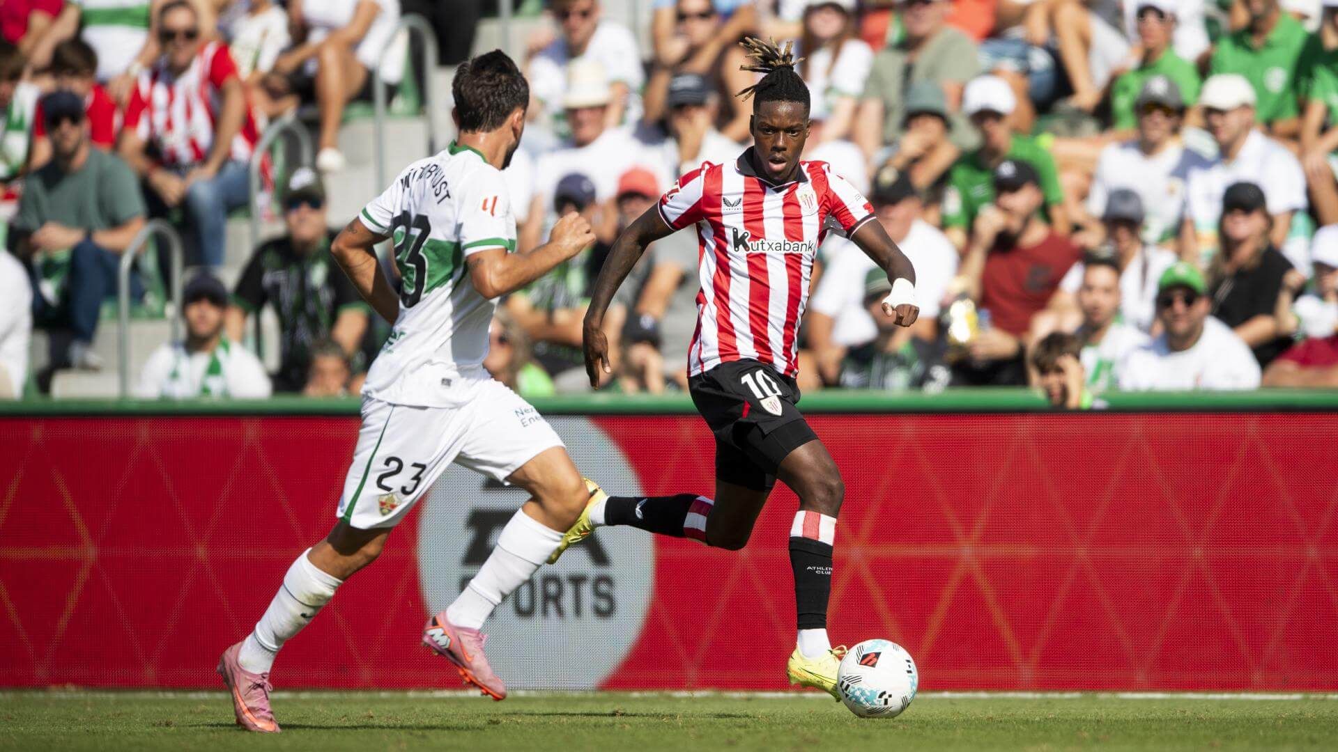 Acción de Nico Williams ante el Elche en el Martínez Valero.