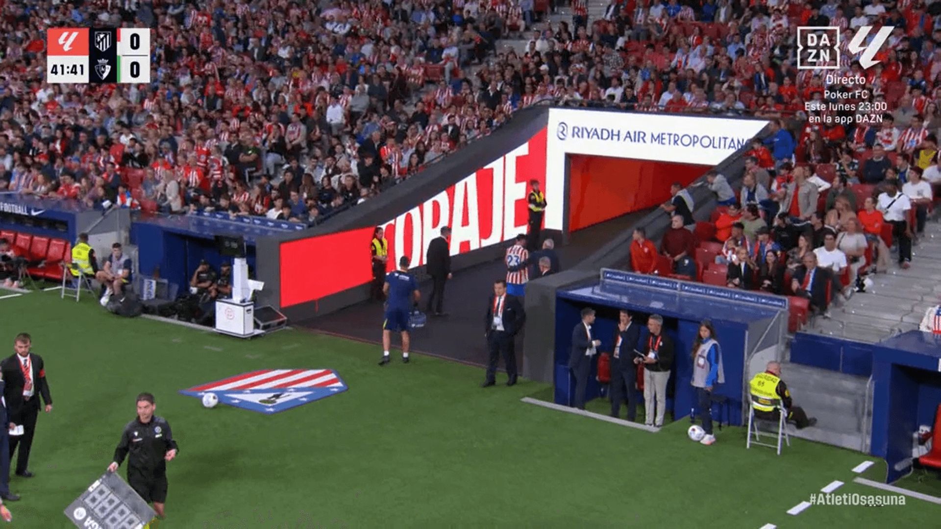  Nico González se marcha a vestuarios tras su conmoción en el Atlético-Osasuna (Captura: DAZN).