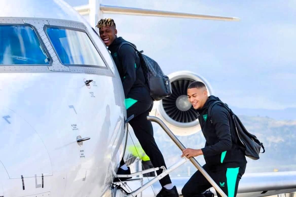  Risas de Nico Williams y Maroan Sannadi al coger el avión del equipo rumbo a Europa.