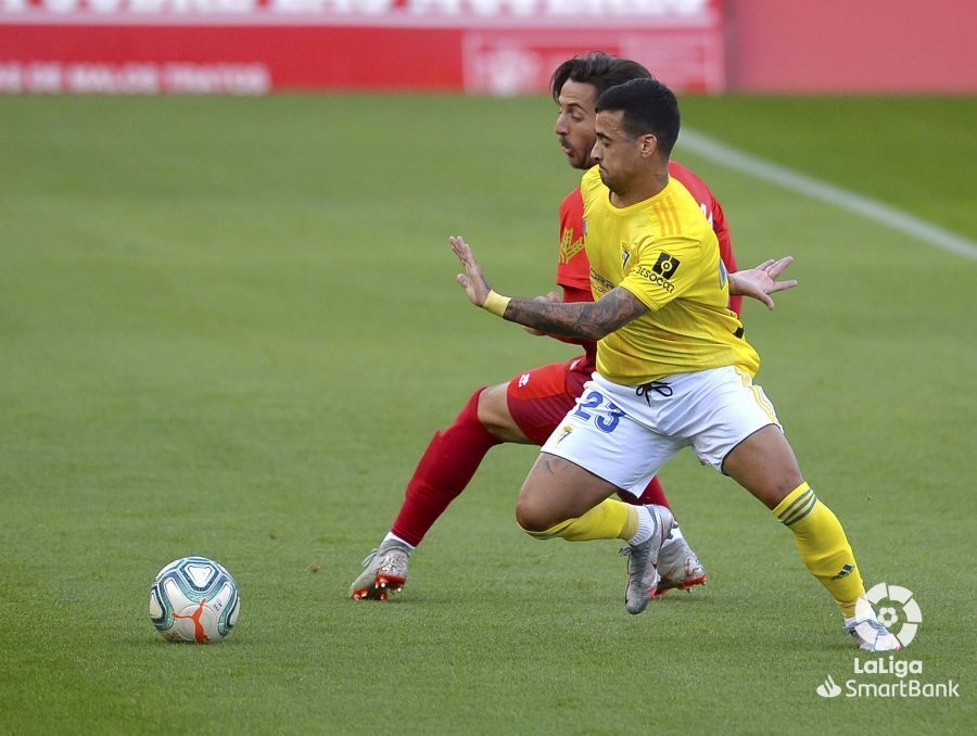 Nano Mesa se lleva el balón frente a un rival, durante el Numancia-Cádiz.