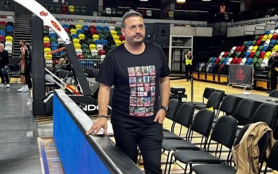 Ofer Yannay presidente del Hapoel Tel Aviv antes de un partido