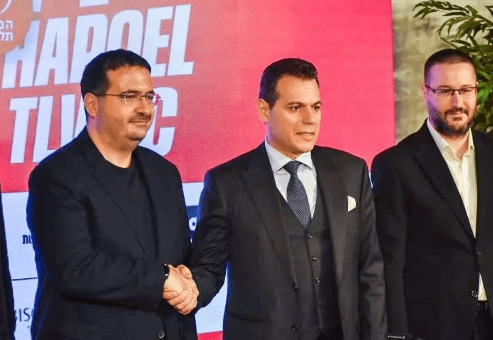 Ofer Yannay, izquierda, presenta a Itoudis, entrenador del Hapoel Tel Aviv