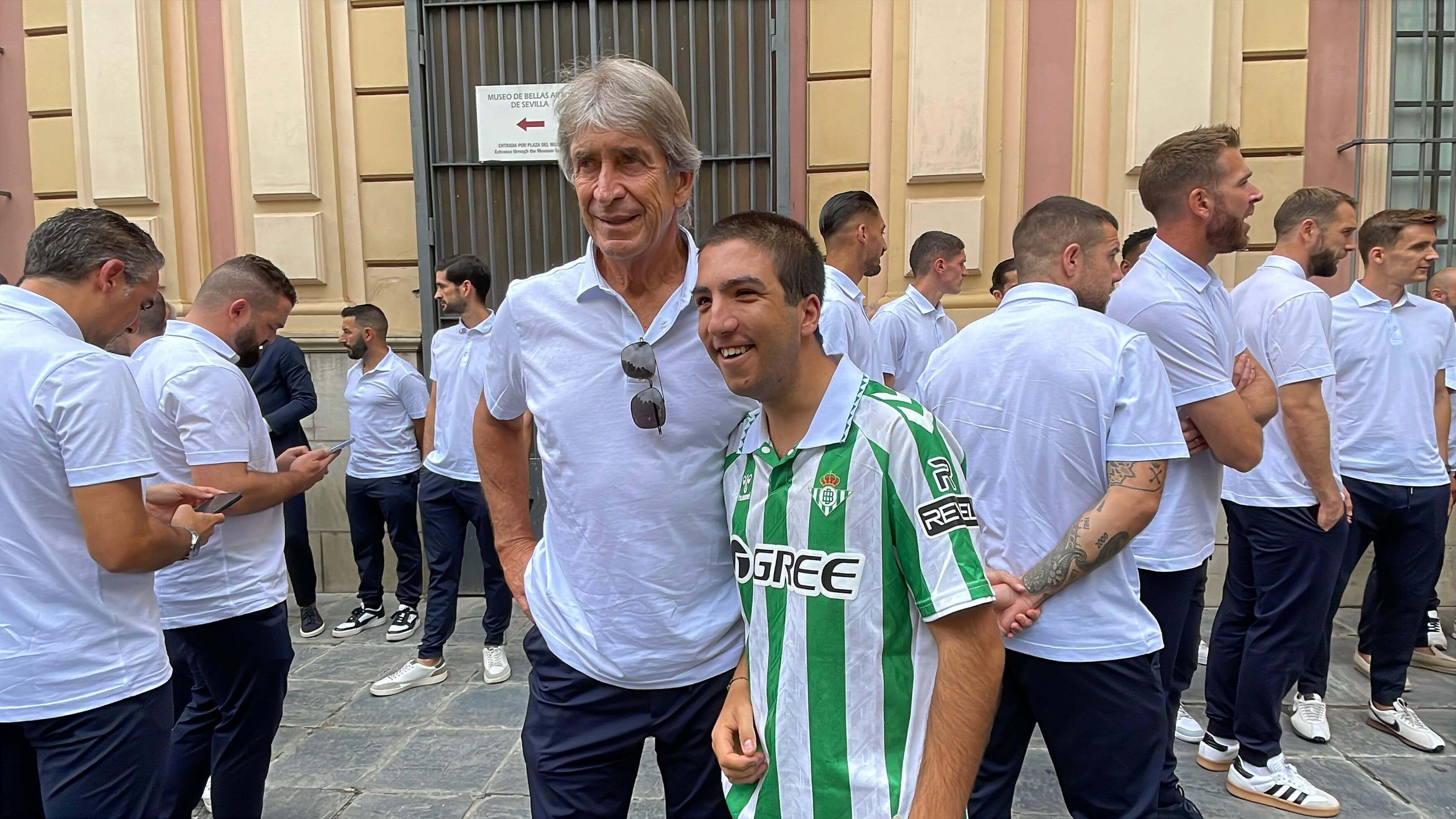  Manuel Pellegrini, en la ofrenda floral del Betis en el Museo.